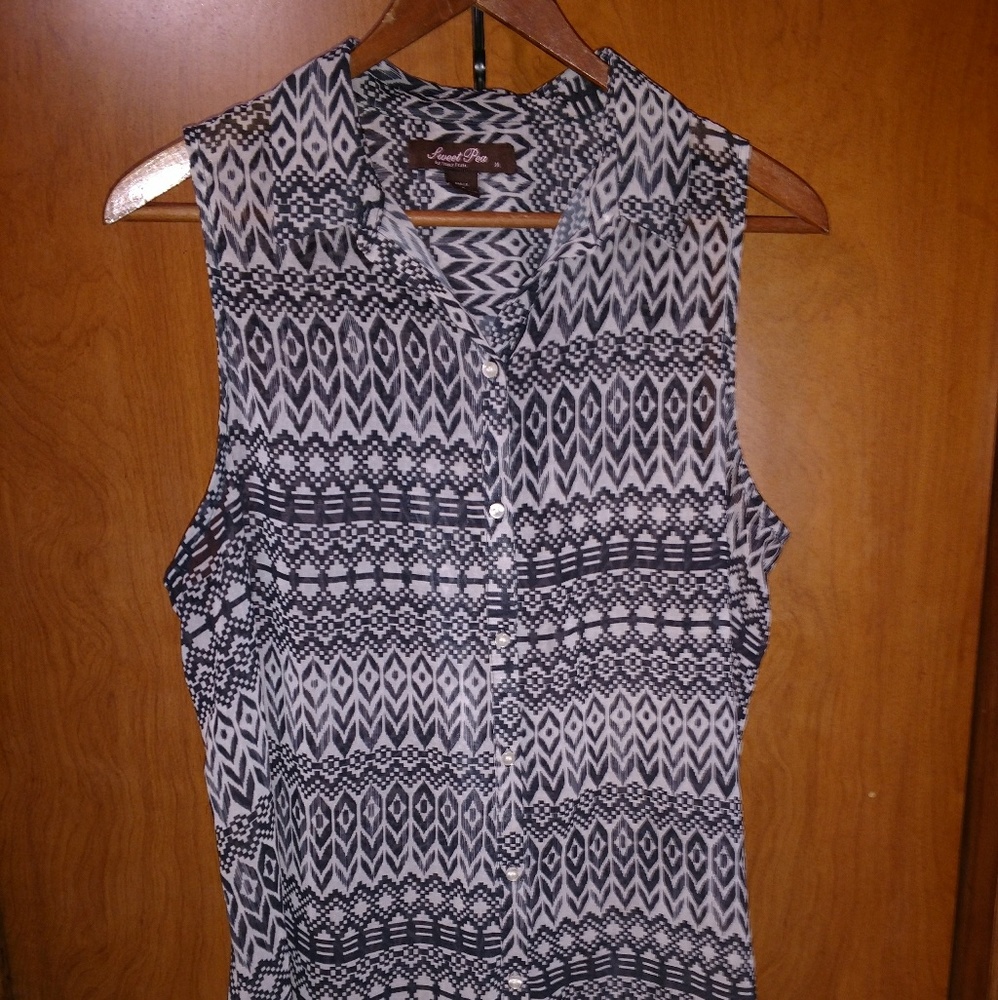 Sleeveless black n white designed sheer shirt. S-M